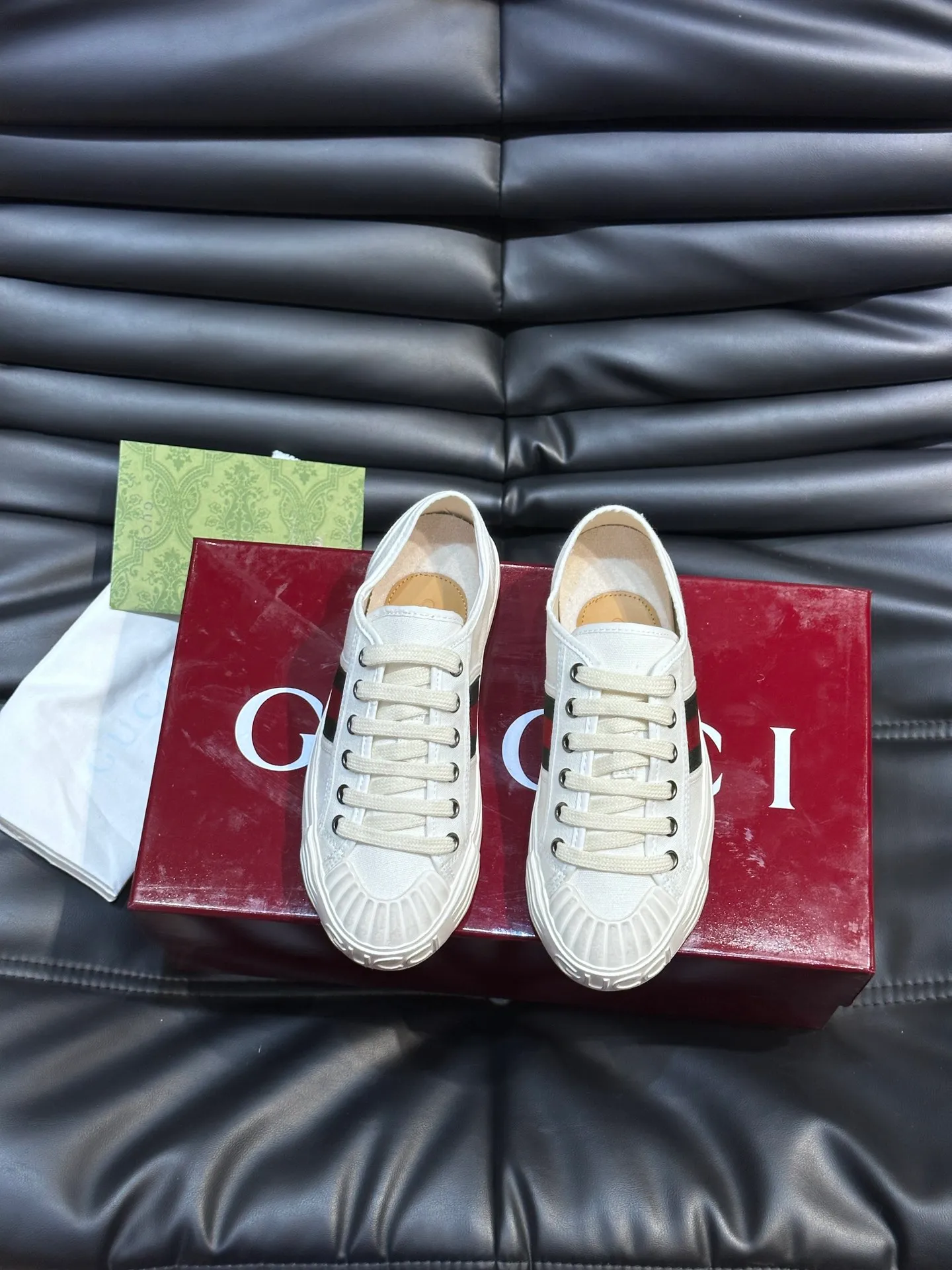 Men's shoes 💰p360 "GUUC*" Couple model 👫GG printed canvas sneakers, this sneaker is from the Gucci Lido series, and its design is inspired by the summer style and beach clubs of the Italian coast. The early autumn series reinterprets the brand's classic design elements and exquisite patterns from a modern perspective. These low-top sneakers are crafted from the brand's original fabric, the classic GG printed canvas, with a slightly distressed effect around the rubber sole. The GG pattern and logo are cleverly integrated into the sole, and the toe is embellished with an embossed Gucci logo. The towel insoles are decorated with brand logo leather labels, are light, comfortable and breathable for the feet, and come with a full set of original packaging! Size: Female 35-40 Male 38-45 (46 customized)